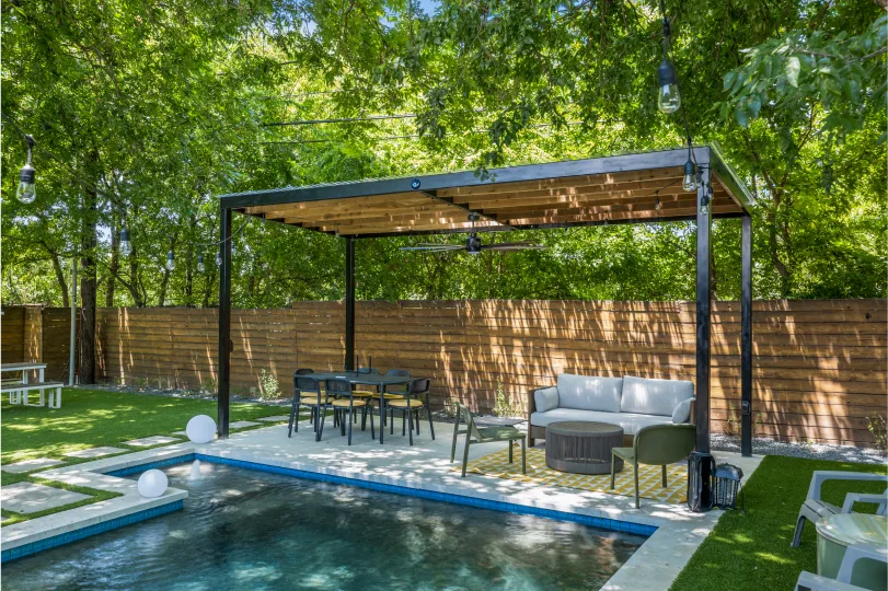 Cutters-skyview wooden metal pergola by pool