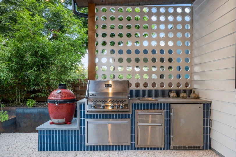 Cutters-Bellaire outdoor grills and cooking area